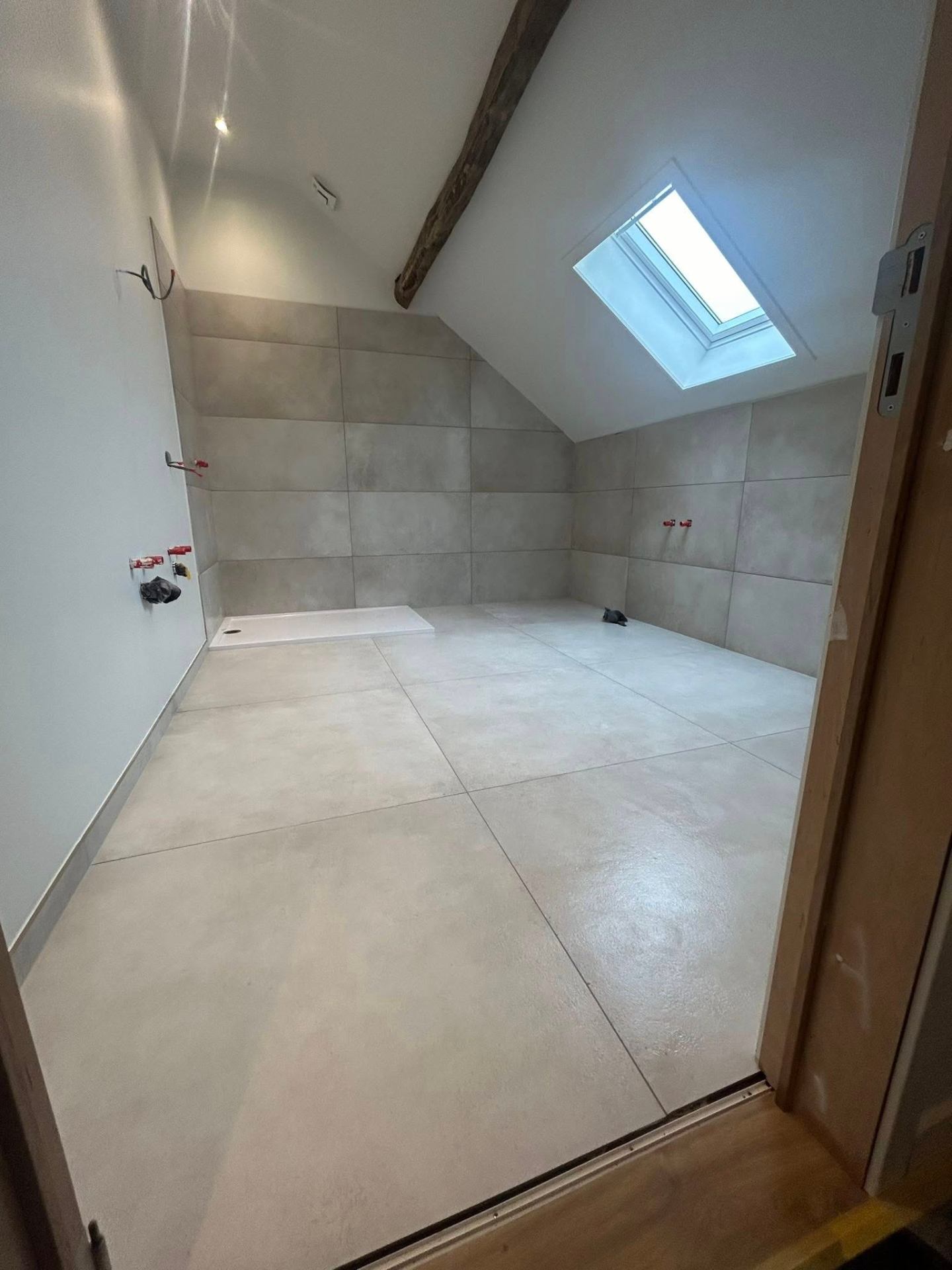 Badkamer met aansluitende grond- en wandtegels
